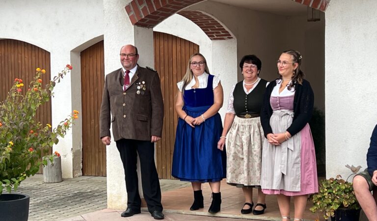 Festbrautbitten in Birnkofen. Kathi Gallecker macht die Festbraut für das 100 Jährige !!!